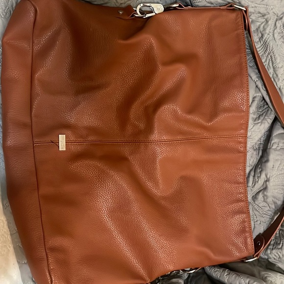 A large slouch bag with 2 inner side pockets and 2 inside pockets. - Picture 1 of 5